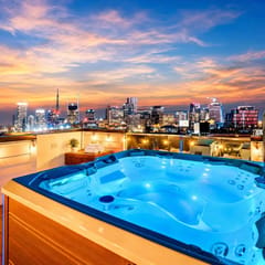 Rooftop hot tub, photo-op backdrops, sleeps 12 in Nashville
