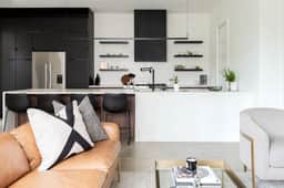 Sleeps 10 minutes from Broadway, garage parking - Image 2