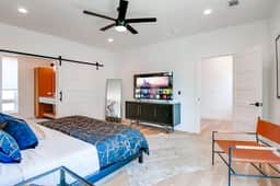 Sleeps 10 house near downtown Nashville, garage - Image 2