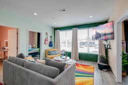 Pop art East Nashville apartment • sleeps 12 - Image 5