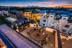 Rooftop hot tub, photo-op backdrops, sleeps 12 in Nashville - Image 2
