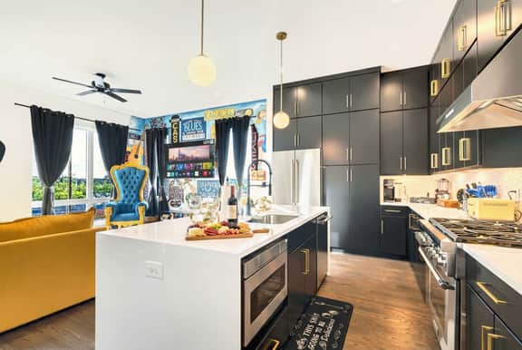 Speakeasy-themed house • Hot tub • Sleeps 12 • 4BR - Image 4