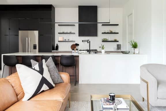 Sleeps 10 minutes from Broadway, garage parking - Image 2