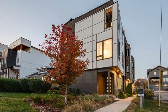 Sleeps 10 minutes from Broadway, garage parking - Image 4
