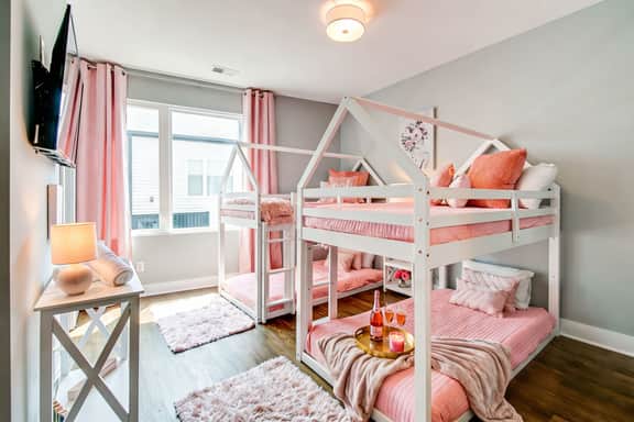 Dolly-themed Nashville home | sleeps 12 | game room - Image 5