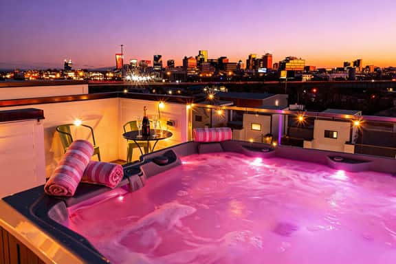 Eras-inspired rooftop hot tub house | sleeps 12 - Image 5