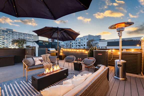 Sleeps 10 minutes from Broadway, garage parking - Image 5