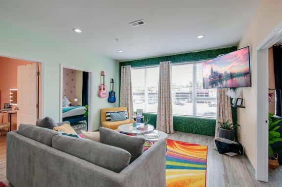 Pop art East Nashville apartment • sleeps 12 - Image 5
