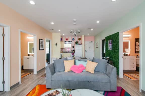 Pop art East Nashville apartment • sleeps 12 - Image 4