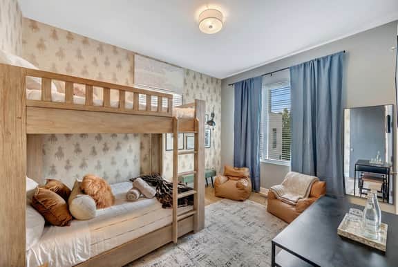 Rooftop deck, shuffleboard & pool table, sleeps 12 - Image 5