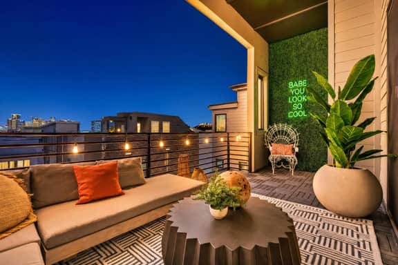 Neon glow balcony house • sleeps 12 near Broadway - Image 4