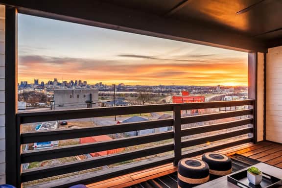 Nashville game room house • balcony • sleeps 12 - Image 3