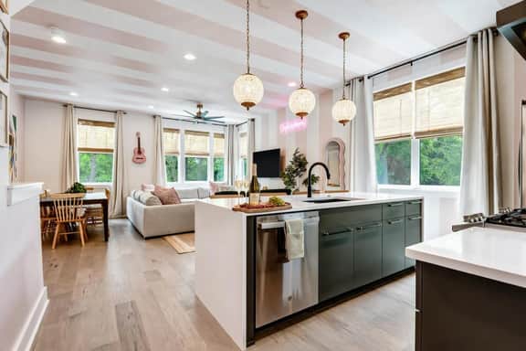 Swiftie-themed rooftop stay, sleeps 12, Nashville - Image 4