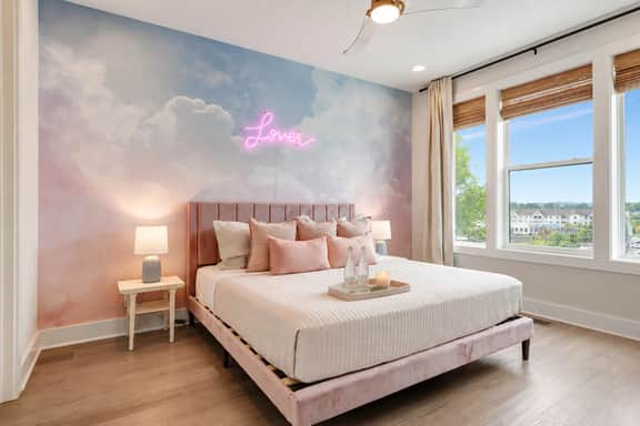 Swiftie-themed rooftop stay, sleeps 12, Nashville - Image 5