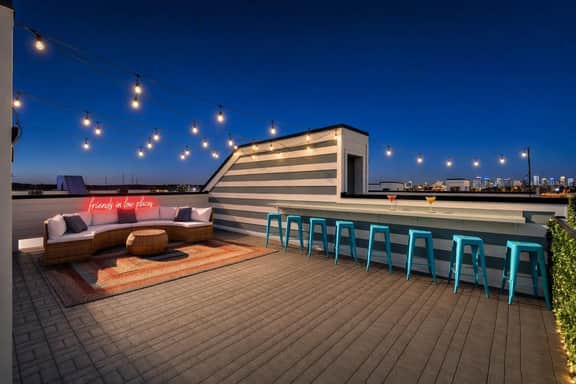 Rooftop deck house near Geodis Park - sleeps 12 - Image 4