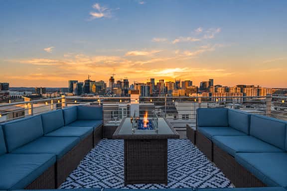 Gulch rooftop, fire pit & putting green - sleeps 12 - Image 2