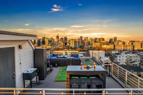 Gulch rooftop, fire pit & putting green - sleeps 12 - Image 4