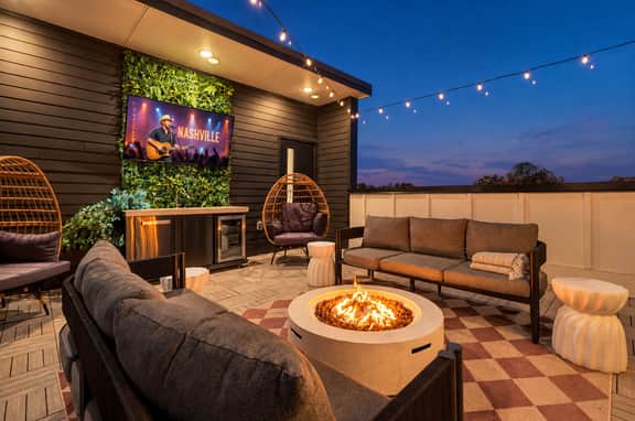 Rooftop & game room near Broadway, sleeps 10 - Image 2