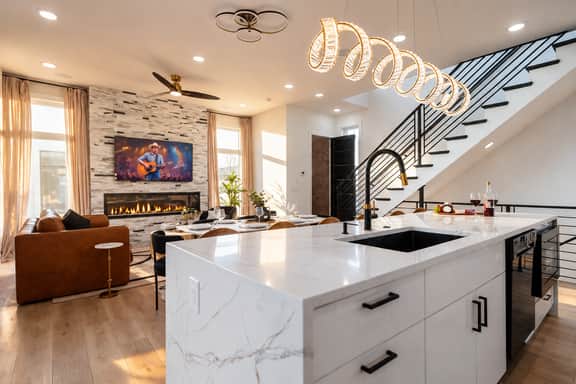 Rooftop & game room near Broadway, sleeps 10 - Image 4