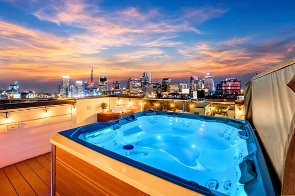 Rooftop hot tub, photo-op backdrops, sleeps 12 in Nashville - Image 1