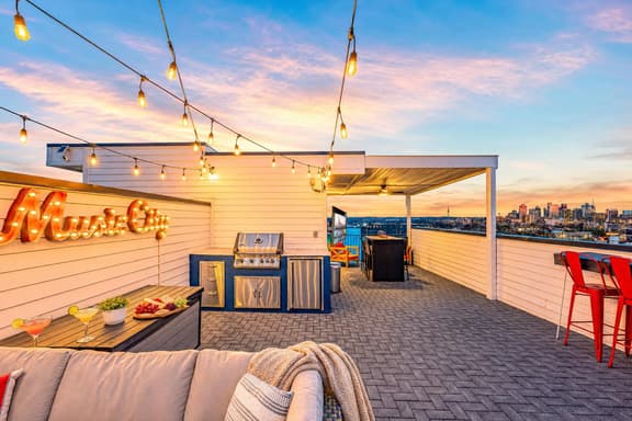 Rooftop deck & game room • sleeps 12 in Nashville - Image 1